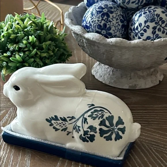 NEW! Blue & White Floral Chinoiserie Ceramic Bunny Rabbit Butter Dish - Picture 7 of 7